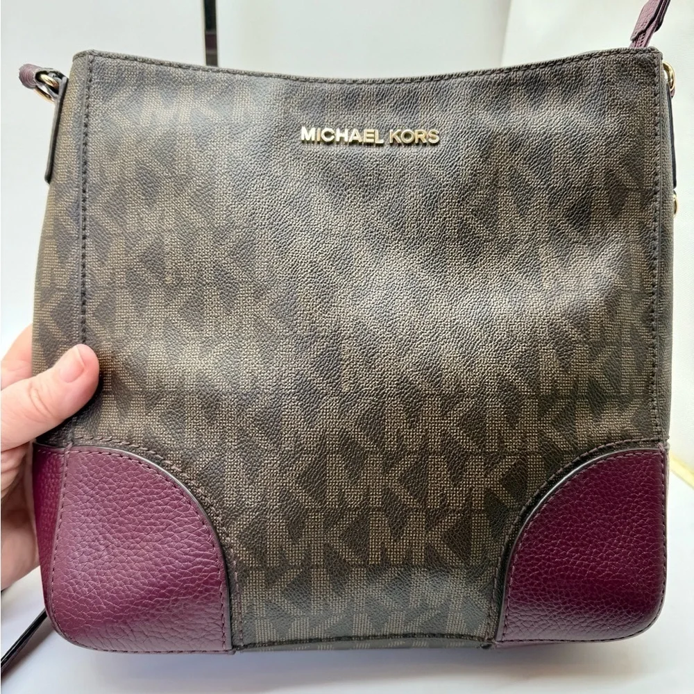 Michael Kors Hattie Messenger Brown and Plum Signature Logo‎ Crossbody Bag - Picture 4 of 9